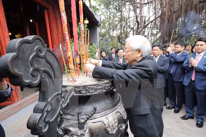 Tổng Bí thư Nguyễn Phú Trọng dâng hương tại Đền Ngọc Sơn. (Ảnh: Trí Dũng/TTXVN)