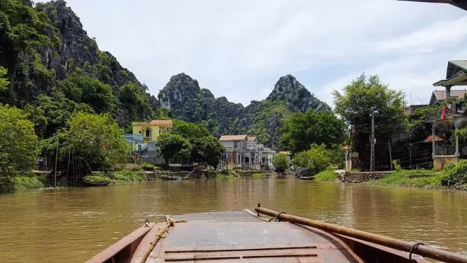 Kênh Gà, Ninh Bình Khu nghỉ dưỡng suối nước khoáng thuộc thôn Kênh Gà, xã Gia Thịnh, huyện Gia Viễn, tỉnh Ninh Bình. Đến đây, du khách sẽ được hòa mình vào dòng nước nóng Kênh Gà, vừa giúp xua tan mệt mỏi vừa chữa được nhiều bệnh. Ngoài ra, du khách còn có thể tham quan động Vân Trình - một trong những hang động đẹp nhất Ninh Bình. Ảnh: Sarahfsslr.