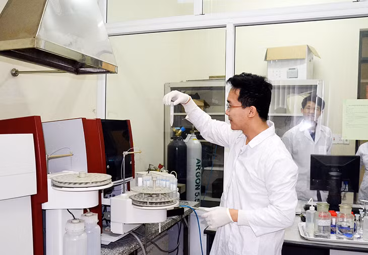 Cán bộ Trung tâm Ứng dụng tiến bộ KH&CN (Sở KH&CN) xét nghiệm hàm lượng kim loại nặng bằng máy quang phổ hấp thụ nguyên tử.