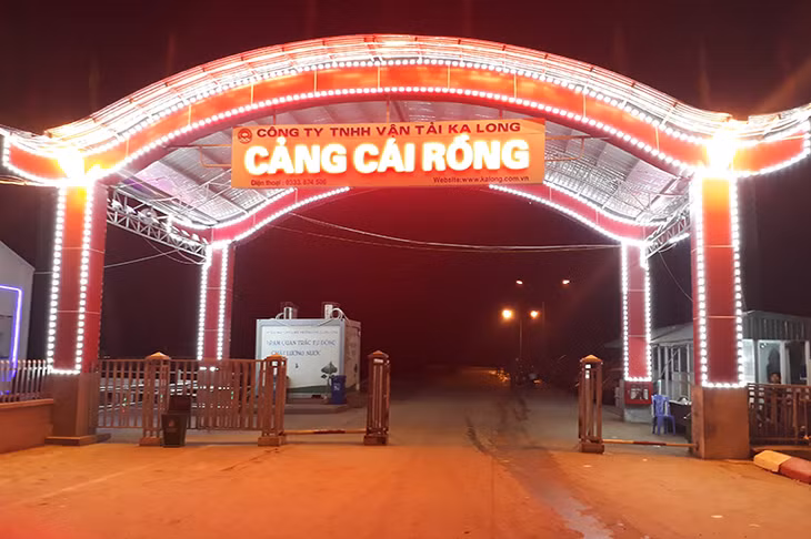 Hệ thống đèn trang trí được đầu tư mới khiến cảng Cái Rồng rực rỡ hơn bao giờ hết.