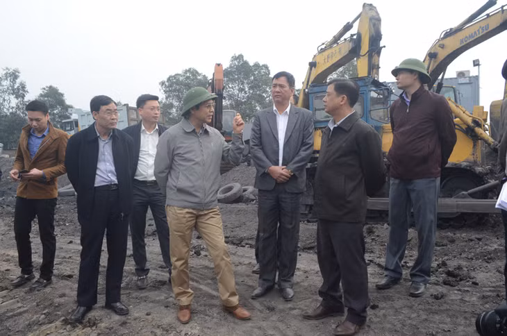 Đồng chí Đặng Huy Hậu, Phó Chủ tịch Thường trực UBND tỉnh kiểm tra tại dự án cải tạo kết hợp tận thu than hồ Cầu Cuốn, xã Yên Thọ