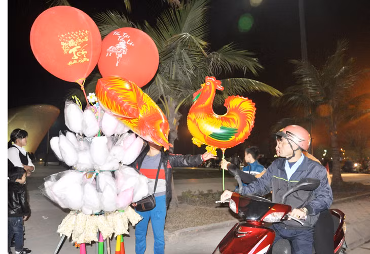Người dân TP Hạ Long hân hoan chờ đón thời khắc giao thừa