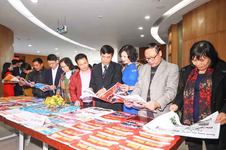 Hội báo Xuân Đinh Dậu 2017 thu hút đông đảo những người làm báo và nhân dân, du khách đến Quảng Ninh dịp Tết