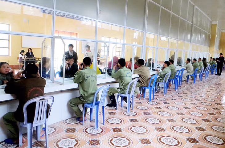 Các học viên Trung tâm Giáo dục lao động xã hội tỉnh thăm gặp thân nhân nhân dịp Tết Đinh Dậu 2017.