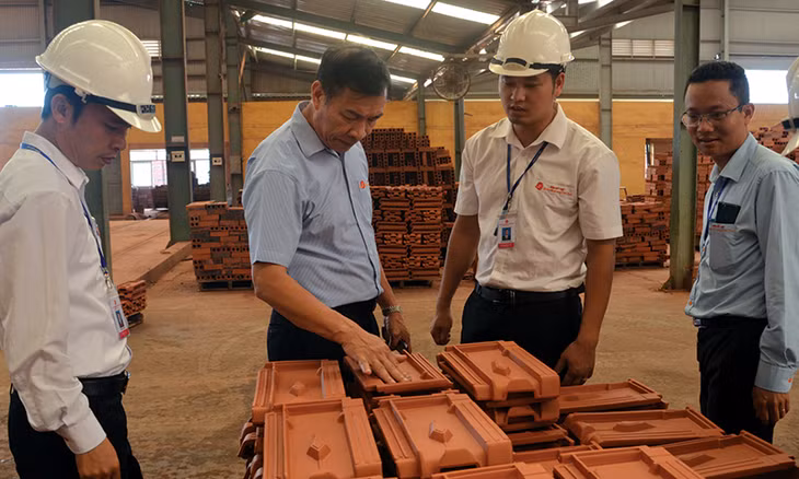 Chủ tịch HĐQT Nguyễn Quang Mâu (thứ hai, trái sang) luôn chăm chút cho từng sản phẩm. Ảnh: Hải Dương