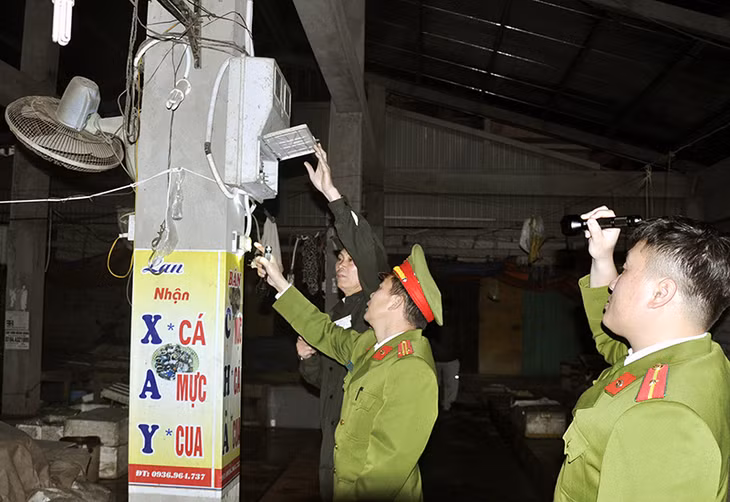 Kiểm tra an toàn PCCC tại chợ Trới Hoành Bồ