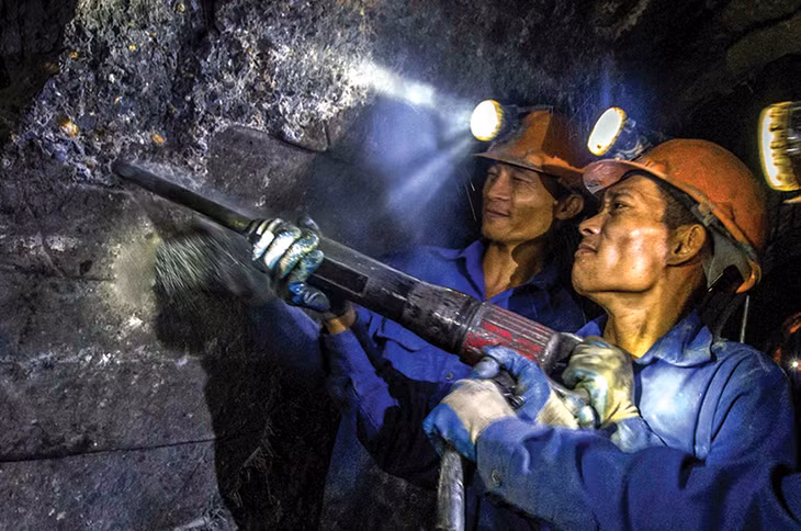 Thực hiện công nghệ khoan và nhồi thuốc nổ phá đá, phá lớp bê tông cũ để mở rộng đường lò tuynel Tây Khe Sim.