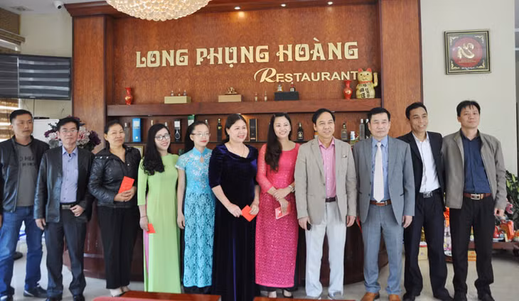 Đồng chí Đặng Huy Hậu, Phó Chủ tịch Thường trực UBND tỉnh chụp ảnh lưu niệm với cán bộ, nhân viên nhà hàng Long Phụng Hoàng