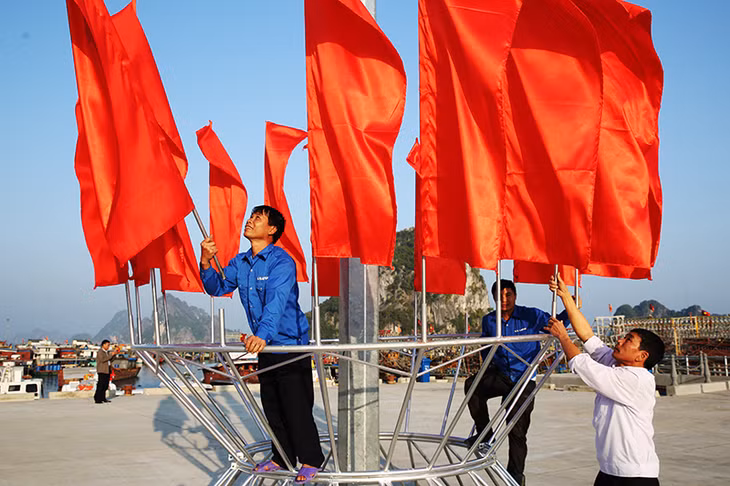Treo cờ chào mừng năm mới