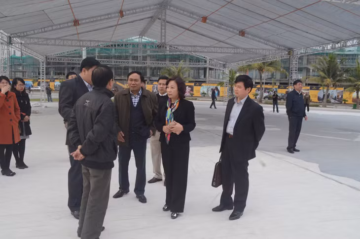 Đồng chí Vũ Thị Thu Thủy, Phó Chủ tịch UBND tỉnh kiểm tra khu vực diễn ra lễ khai trương