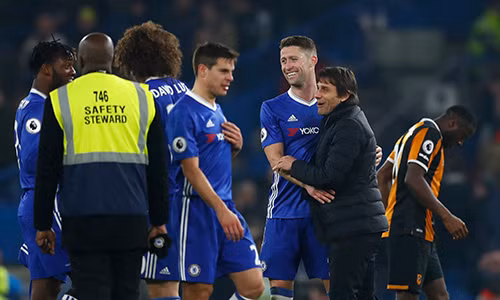 Conte và các học trò đang ở vi thế độc tôn trên đường đua vô địch Ngoại hạng Anh. Ảnh: Reuters.