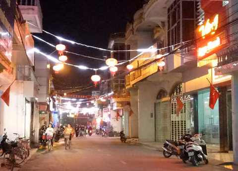 Đường phố Tiên Yên rực sáng đêm giao thừa 