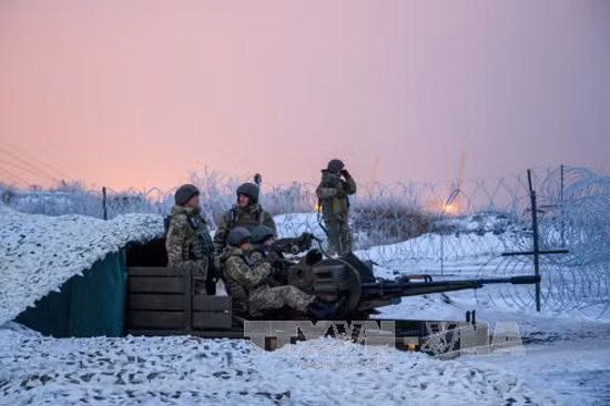 Lính biên phòng Ukraine trong một chiến dịch gần Mariupol, thuộc khu vực Donetsk ngày 31/12/2016. Ảnh:EPA/TTXVN