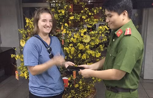 Nữ du khách tươi cưới khi được trả điện thoại. Ảnh: Q.T