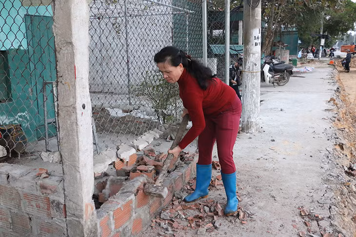 Bà Nguyễn Thị Thu, khu 3, thị trấn Cô Tô tự phá bỏ ngôi nhà để bàn giao mặt bằng cho thi công dự án.