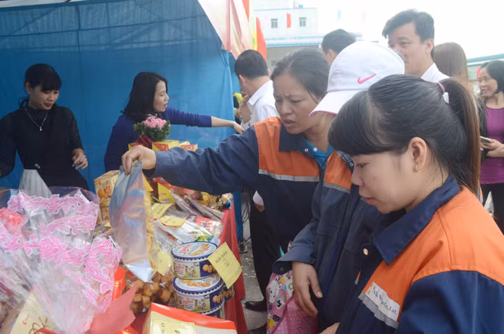 Việc tỏ chức chuỗi các gian hàng giảm giá là một trong những hoạt động nằm trong chương trình Tết sum vầy - Xuân Đinh Dậu 2017 nhằm chăm lo đến đội ngũ CNLĐ 