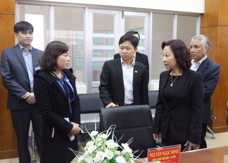 Đồng chí Vũ Thị Thu Thủy, Phó Chủ tịch UBND tỉnh trao đổi với cán bộ phường Cẩm Thủy về mốt số chính sách trợ cấp cho các đối tượng chính sách