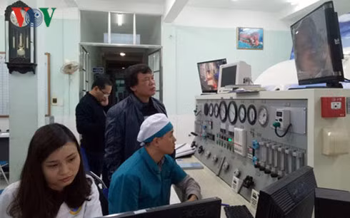 Các chuyên gia theo dõi hoạt động của Hệ thống trị liệu ô xy cao áp.