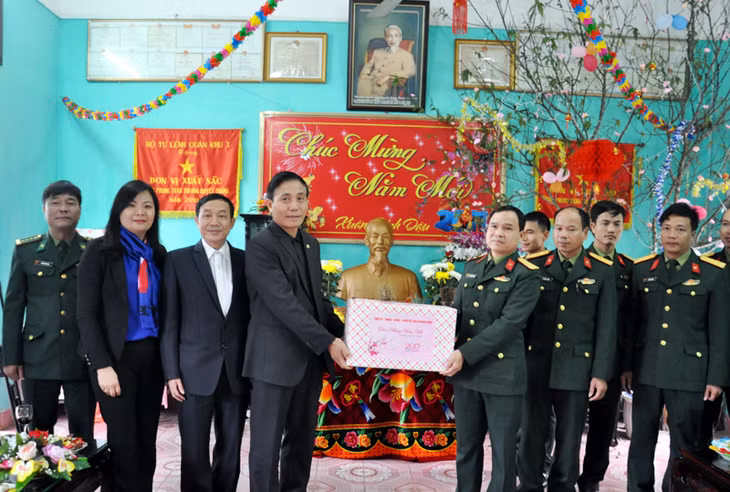 Đồng chí Vũ Ngọc Giao, Trưởng Ban Tổ chức Tỉnh ủy trao tặng quà Tết cho cán bộ chiến sĩ Lâm trường 155 