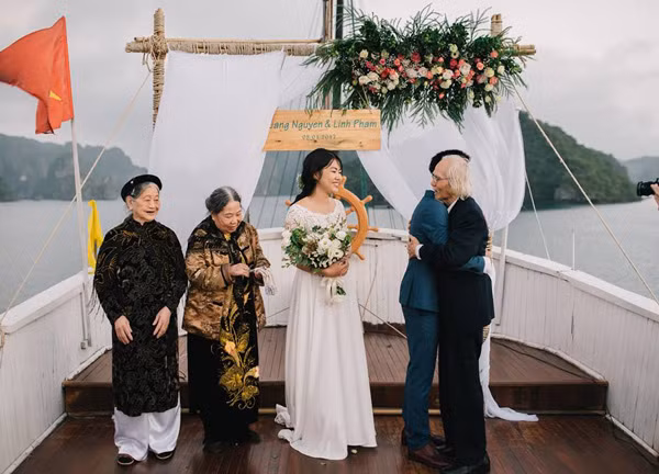 Lễ đính hôn trên du thuyền giữa vịnh Hạ Long lãng mạn, nhỏ xinh và ấm cúng.