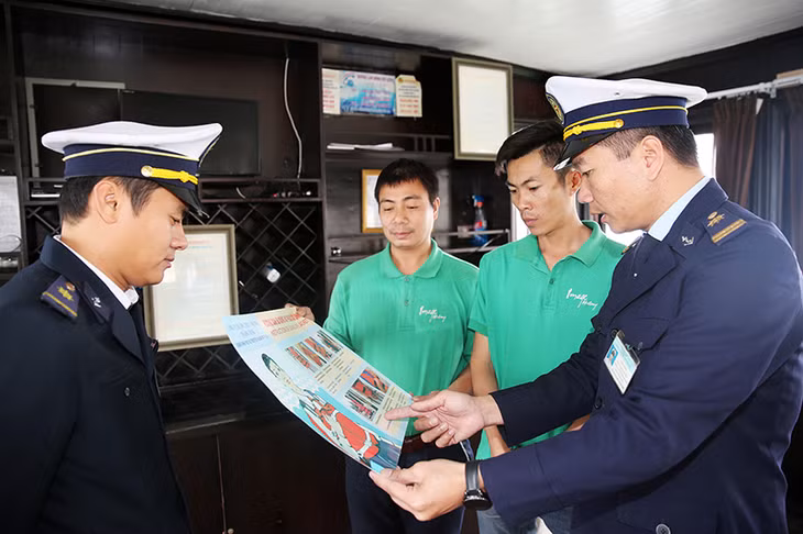 Cảng vụ Đường thuỷ nội địa Quảng Ninh tổ chức kiểm tra, tuyên truyền đảm bảo an toàn đường thuỷ dịp Tết tại Cảng tàu khách quốc tế Tuần Châu.