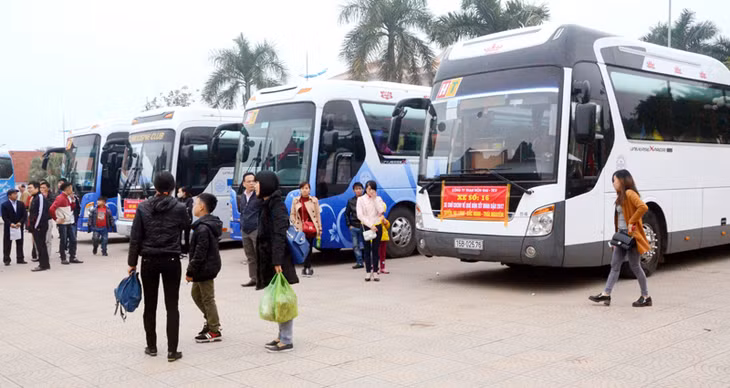 Công ty CP Than Hòn Gai tổ chức phương tiện đưa công nhân về quê ăn Tết. Ảnh: Lương Giang