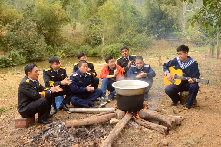  rồi cùng nhau quây quần bên bếp lửa cá hát mừng đảng, mừng xuân. Xua tan đi nỗi nhớ nhà của những người lính trẻ và cái rét tê tái của mùa đông gió biển