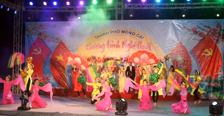 Tiết mục văn nghệ tại chương trình Mừng Đảng - mừng Xuân Đinh Dậu 2017 tại Quảng trường Trung tâm văn hóa TP Móng Cái.
