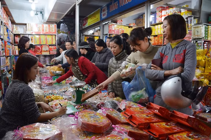 Người dân sử dụng lượng lớn bánh kẹo, mứt trong dịp Tết