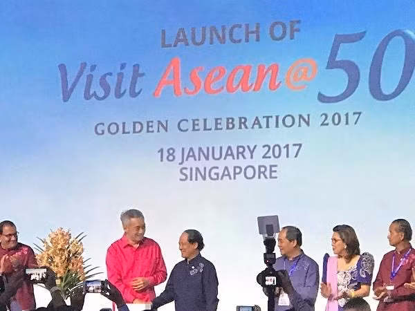 Thủ tướng Singapore Lý Hiển Long và Tổng Thư ký ASEAN Lê Lương Minh cùng các quan chức du lịch các quốc gia trong khu vực phát động chiến dịch du lịch mới với 50 sản phẩm nhằm thúc đẩy "mục tiêu "ASEAN-một điểm đến". (Ảnh: Mỹ Bình/Vietnam+)