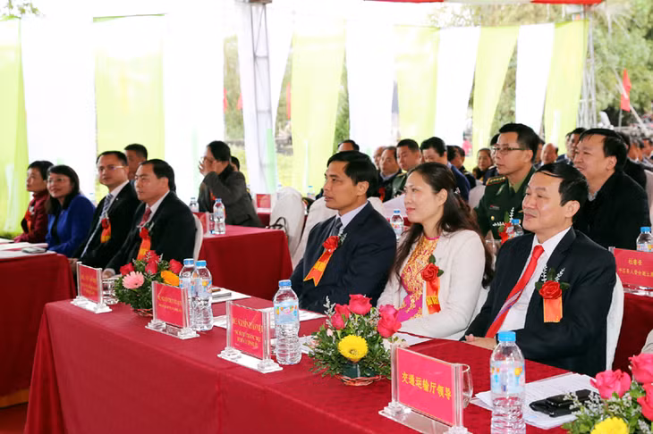 Đại biểu dự lễ khởi công cầu qua cặp cửa khẩu Hoành Mô (Việt Nam) – Động Trung (Trung Quốc) phía Việt Nam.