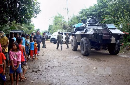 Binh sĩ Philippines truy tìm các tù nhân trốn trại tại thị trấn Kidapawan, trên đảo Mindanao ngày 5/1. Ảnh: AFP/TTXVN