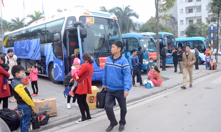 Ngay từ sáng sớm, đông đảo công nhân, người thân công nhân đã tập trung tại sân Công ty Than Hòn Gai để đón chuyến xe về quê do công ty bố trí
