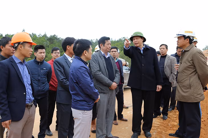 Chủ tịch UBND tỉnh Nguyễn Đức Long chỉ đạo giải quyết vướng mắc trên hiện trường thi công cao tốc Hạ Long-Vân Đồn.