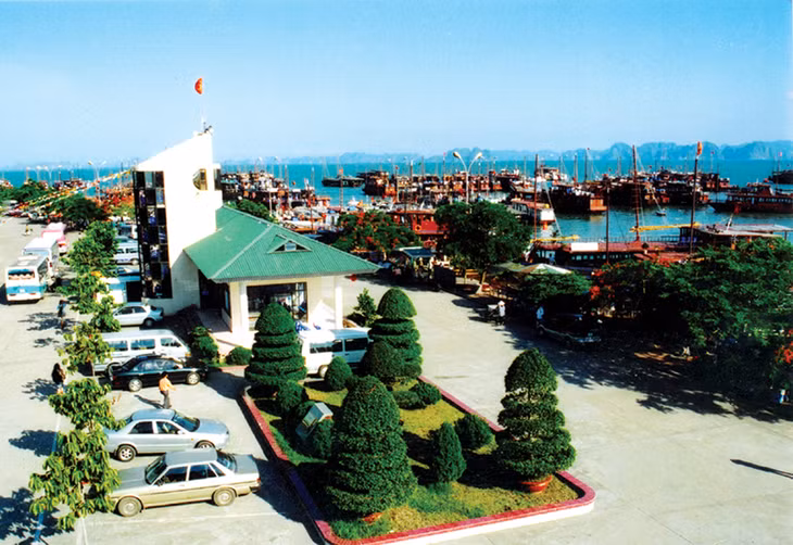 Bến tàu du lịch trước đây được đặt tại khu du lịch Bãi Cháy bộc lộ những bất cập, gây mất mỹ quan, không đảm bảo an toàn.