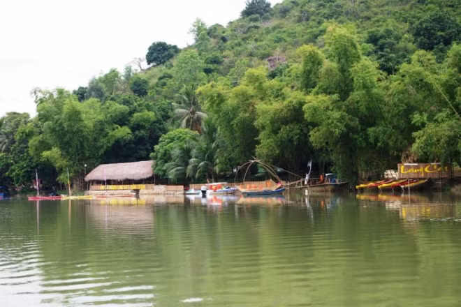 Đảo Gà, Khánh Hòa Đảo Gà là tên gọi khác của khu dã ngoại Làng Cát - Hòn Thơm, thuộc thôn Xuân Ngọc, xã Vĩnh Ngọc, thành phố Nha Trang, được đưa vào hoạt động năm 2012 và thu hút rất nhiều khách du lịch. Đây là một làng quê yên tĩnh với bầu không khí trong lành. Du khách sẽ được chơi những trò chơi đầy thú vị như câu cá, chèo thuyền, lướt ván,... và thưởng thức những món ăn dân dã, đậm chất miền quê với giá cả hợp lý. Ảnh: Phượt Nha Trang.