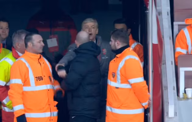  Wenger và trọng tài thứ 4 Anthony Taylor