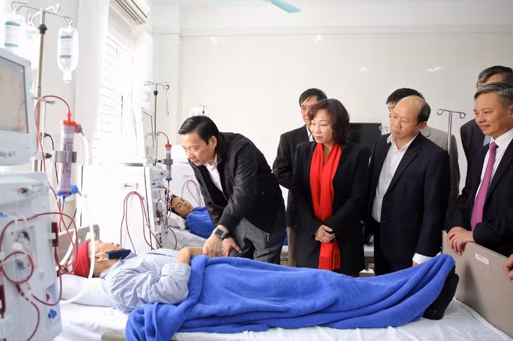 Đồng chí Bí thư Tỉnh ủy thăm hỏi bệnh nhân đang chạy thận tại Trung tâm.