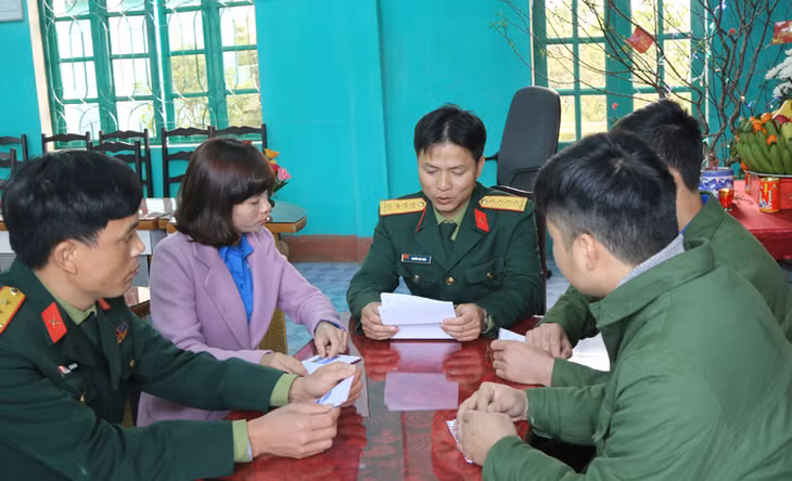 Cán bộ, chiến sĩ Lâm trường 103 đọc thư, bưu thiếp chúc Tết của các em học sinh trên địa bàn tỉnh gửi tặng.