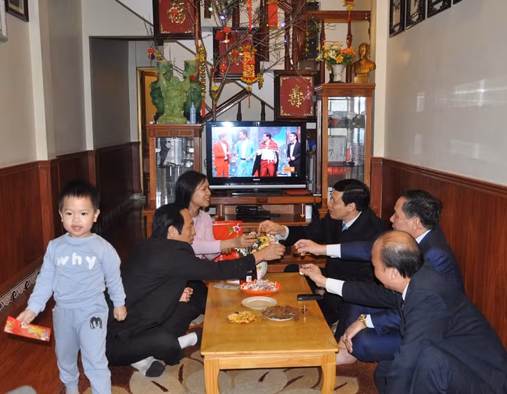 Chủ tịch UBND tỉnh Nguyễn Đức Long chúc Tết gia đình đồng chí Nguyễn Văn Chương, Trưởng Đoàn nghệ thuật Cải lương Quảng Ninh, khu 8 phường Bãi Cháy. 