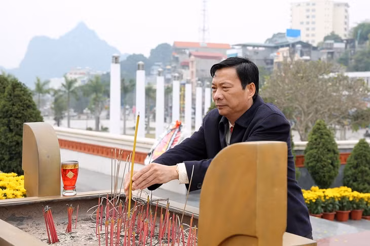 Đồng chí Nguyễn Văn Đọc, Bí thư Tỉnh ủy, Chủ tịch HĐND tỉnh dâng hương tại Đài tưởng niệm các anh hùng liệt sỹ.
