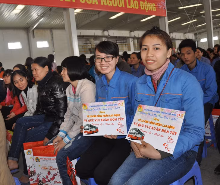 Tết sum vầy 2017: Trao 700 suất quà, 300 vé xe cho CNLĐ ảnh 7