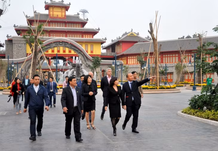 Đoàn thăm quan Công viên Sun World HaLong Park