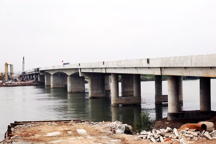 Các hạng mục chính của cầu sông Rút đã hoàn thành, nhà thầu thực hiện thu dọn công trường, chuẩn bị cho thi công lan can cầu sau đợt nghỉ Tết.