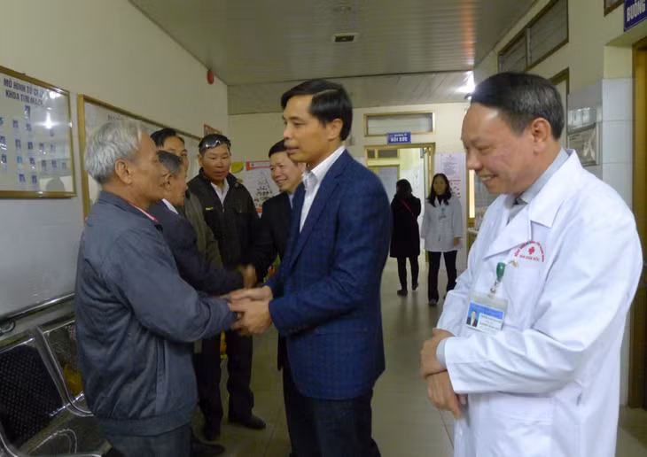 Đồng chí Vũ Văn Diện, Phó Chủ tịch UBND tỉnh động viên người nhà bệnh nhân tại Bệnh viện Đa khoa Quảng Ninh
