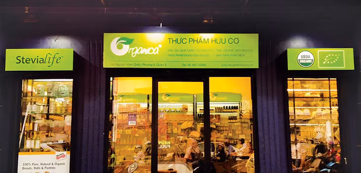 Organica được biết là trang trại rau nhiệt đới đầu tiên tại Việt Nam đạt chứng nhận hữu cơ của Bộ Nông nghiệp Mỹ (USDA) và Liên minh châu Âu (EU). Hiện nay Organica là chuỗi cửa hàng bán lẻ thực phẩm hữu cơ với trên 1.000 mặt hàng hữu cơ có chứng nhận. Đây được coi là hệ thống bán lẻ thực phẩm hữu cơ lớn nhất tại Việt Nam.