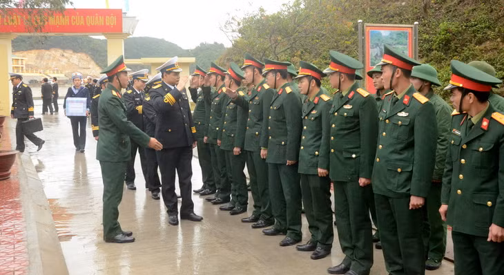 Tới thăm hỏi và giao lưu với các chiến sỹ Tiểu đoàn phòng thủ đảo Trần thuộc Lữ đoàn 242, quân khu 3