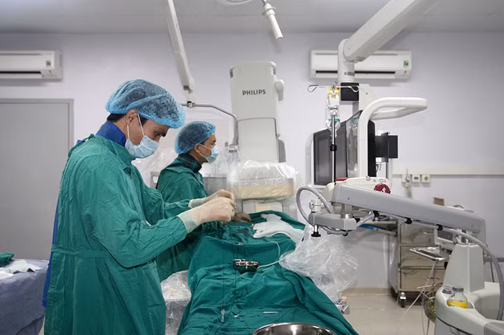 Các bác sĩ Khoa Chẩn đoán hình ảnh, Bệnh viện Bãi Cháy, thực hiện kỹ thuật điện quang can thiệp nội mạch cho bệnh nhân trên hệ thống DSA.