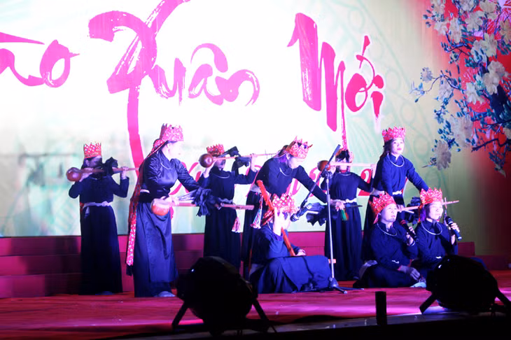 Tiết mục văn nghệ mang đậm nét văn hóa dân tộc Tày do các nghệ sĩ không chuyên đến từ Câu lạc bộ Then xã Tình Húc