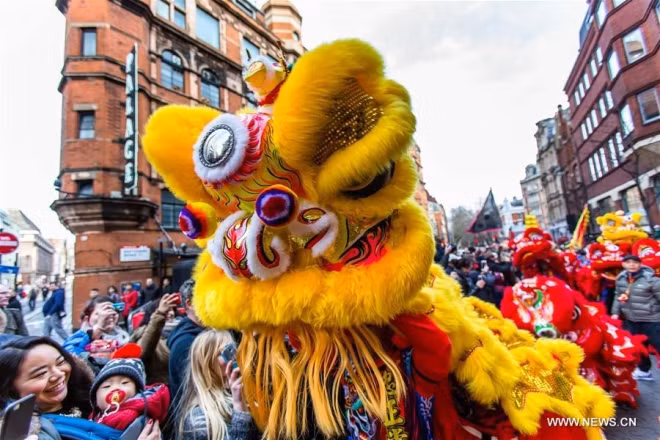 Trung tâm London, Anh Ở xứ sở sương mù, thủ đô London là nơi tổ chức Tết Nguyên Đán lớn nhất chỉ sau các nước châu Á. Điểm nhấn của các sự kiện dịp này là cuộc diễu hành năm mới từ khu phố Trung Hoa Chinatown tới quảng trường Trafalgar.